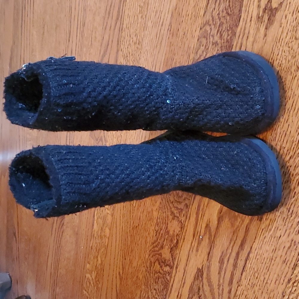 Black knit Uggs